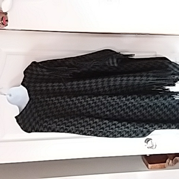 Houndstooth Wrap - Picture 3 of 4